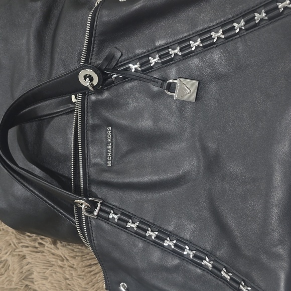 Michael kors black like new two way bag looks amazing - Picture 2 of 8